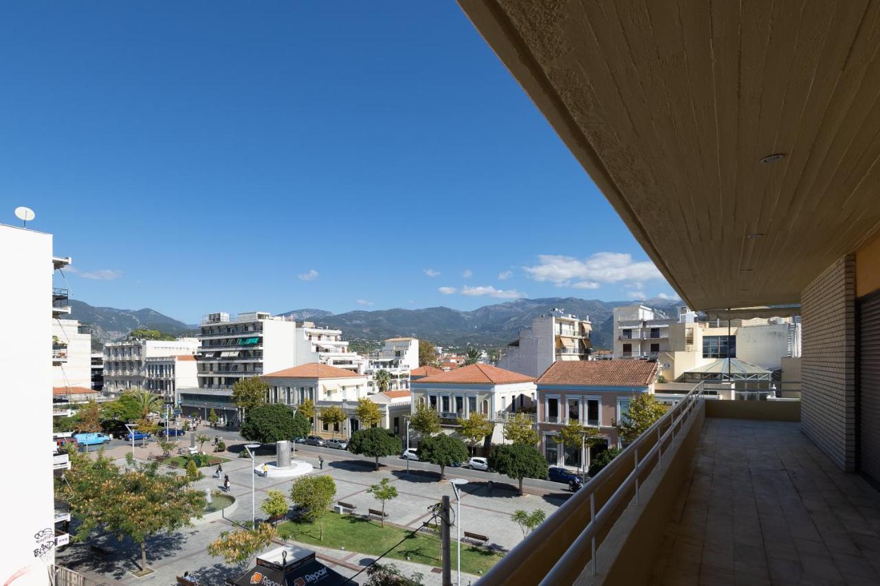 Spacious View Of Central Square Каламата Екстериор снимка